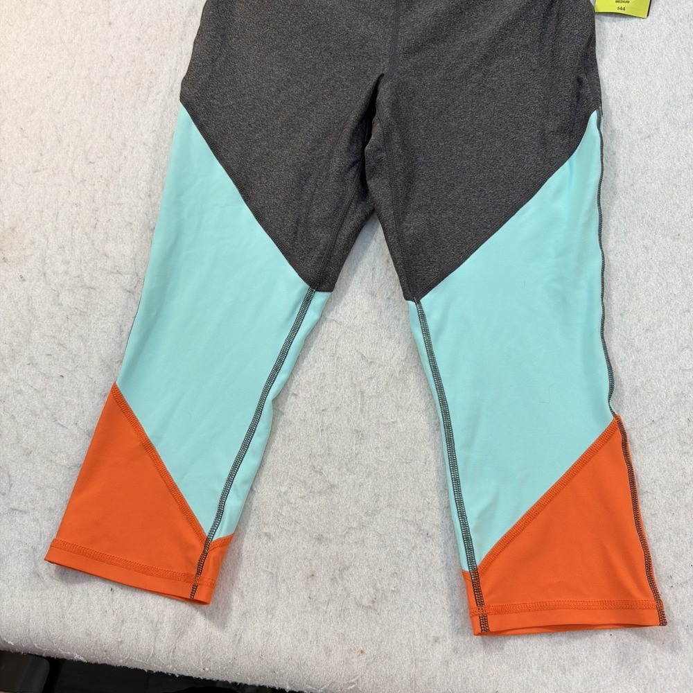 NWT Xersion Womens Performance Fit Capri Leggings Size Medium Gray Colorblock
